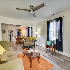  Holiday home Charming Newport News Less Than 1 Mi To Ocean!